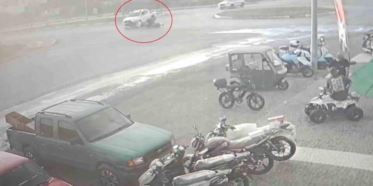 Kamyonetle Çarpışıp Motosikletiyle 25 Metre Sürüklendi, Kask Sayesinde Hayata Tutundu