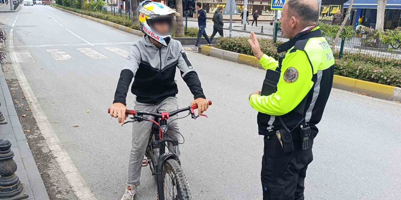 Trafik Polisinden Trafiği Tehlikeye Düşüren Bisikletliye Nasihat: "bisiklete Ceza Yazılmaz Diye Düşünmeyin"