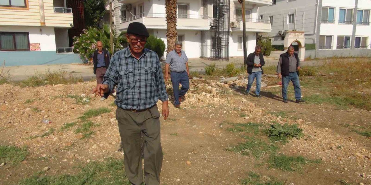 Mersin’de Bir Kişi Yer Altı Su Kaynaklarını Bulabiliyor, Bulduğunda Elektrik Çarpmışa Dönüyor