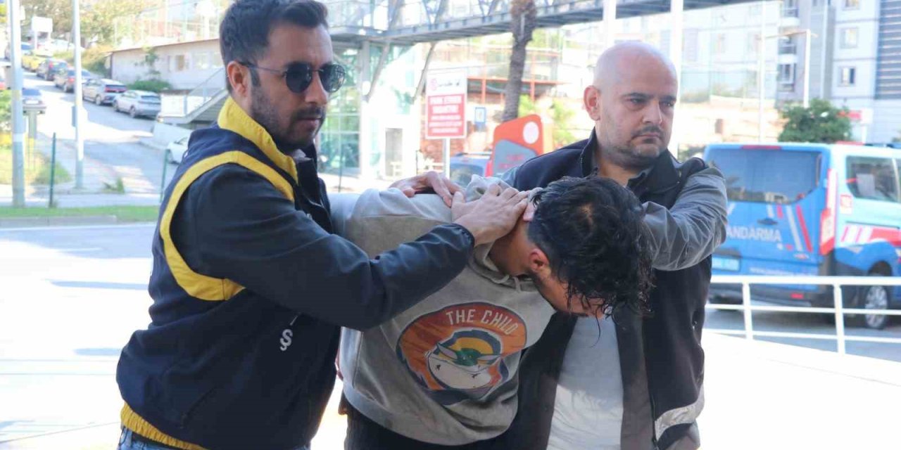 Alanya’da Sokakta Bir Kadına Yumruk Atıp, Makasla Yüzünü Yaralayan Şahıs Tutuklandı