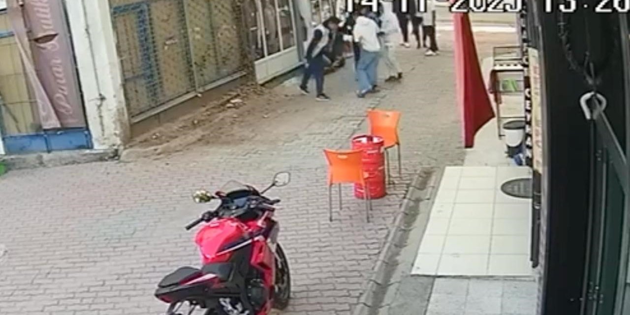 Gençlerin Kavgası Kanlı Bitti: Bıçaklayıp, Hiçbir Şey Olmamış Gibi Uzaklaştı