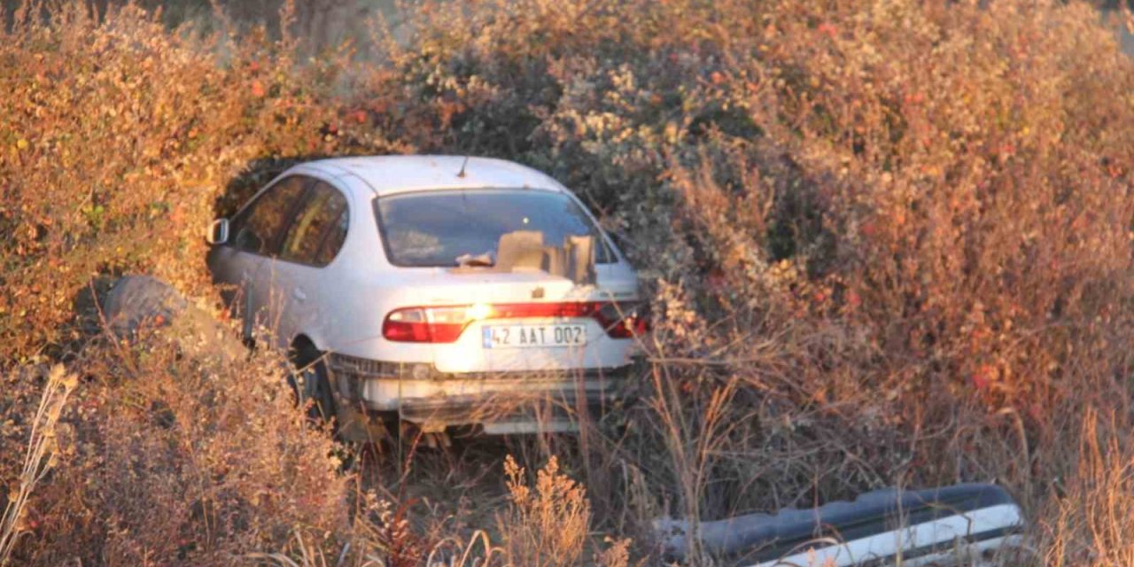 Beyşehir’de Otomobil Araziye Savruldu: 2 Yaralı