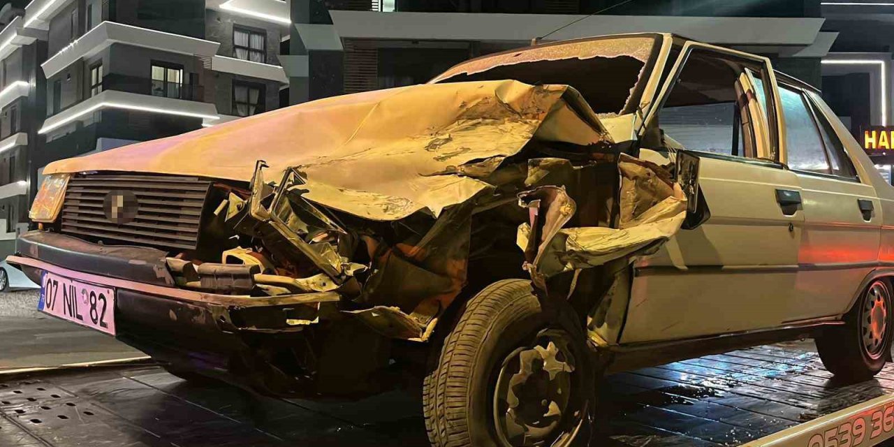 Alanya’da İki Aracın Çarpıştığı Kazada 2 Kişi Yaralandı