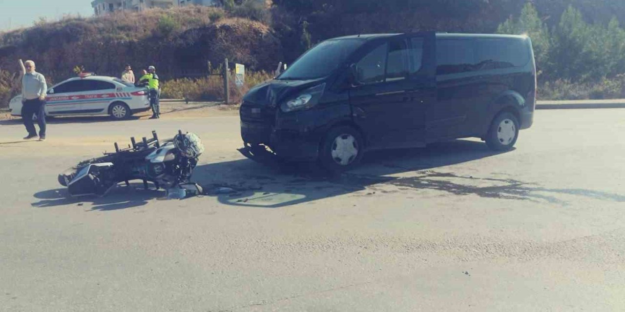 Motosiklet İle Hafif Ticari Araç Çarpıştı, Sürücü Kask Sayesinde Hayatta Kaldı