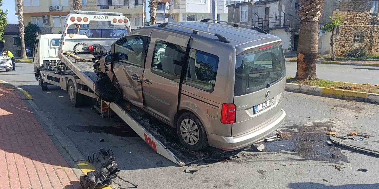 Antalya’da Palmiye Ağacına Çarpan Aracın Sürücüsü Yaralandı
