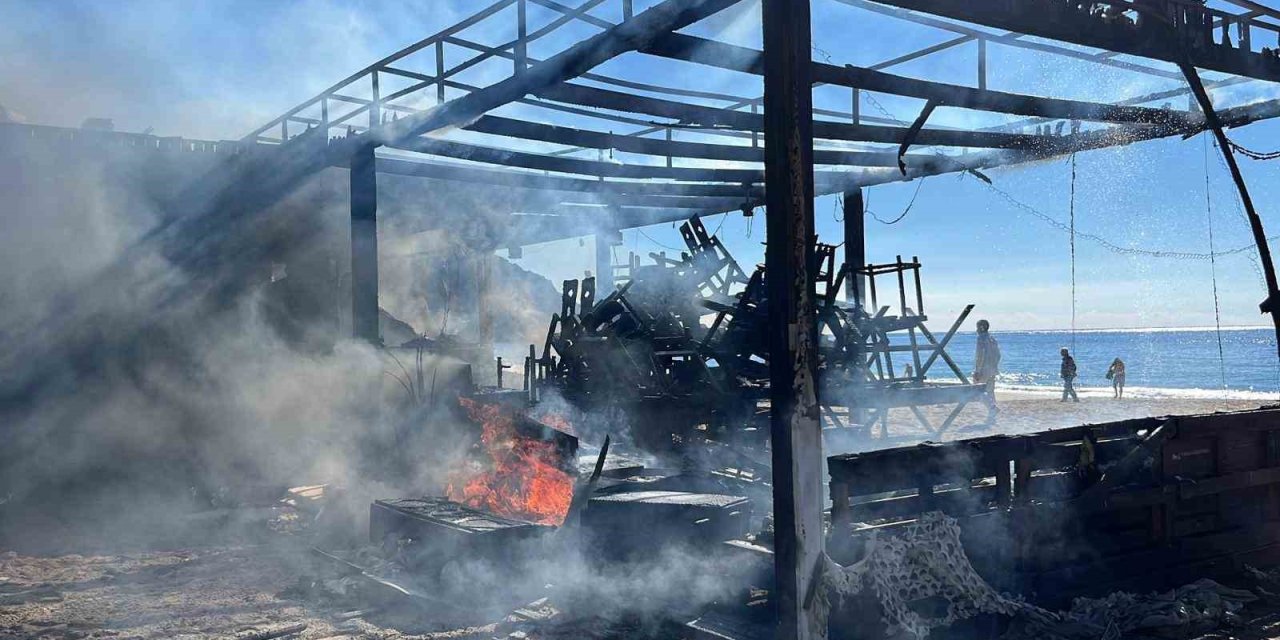 Alanya’da Plaj Büfesi Alev Alev Yandı