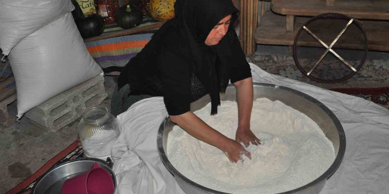 Kışlık Ekmekler İmece Usulüyle Hazırlanıyor