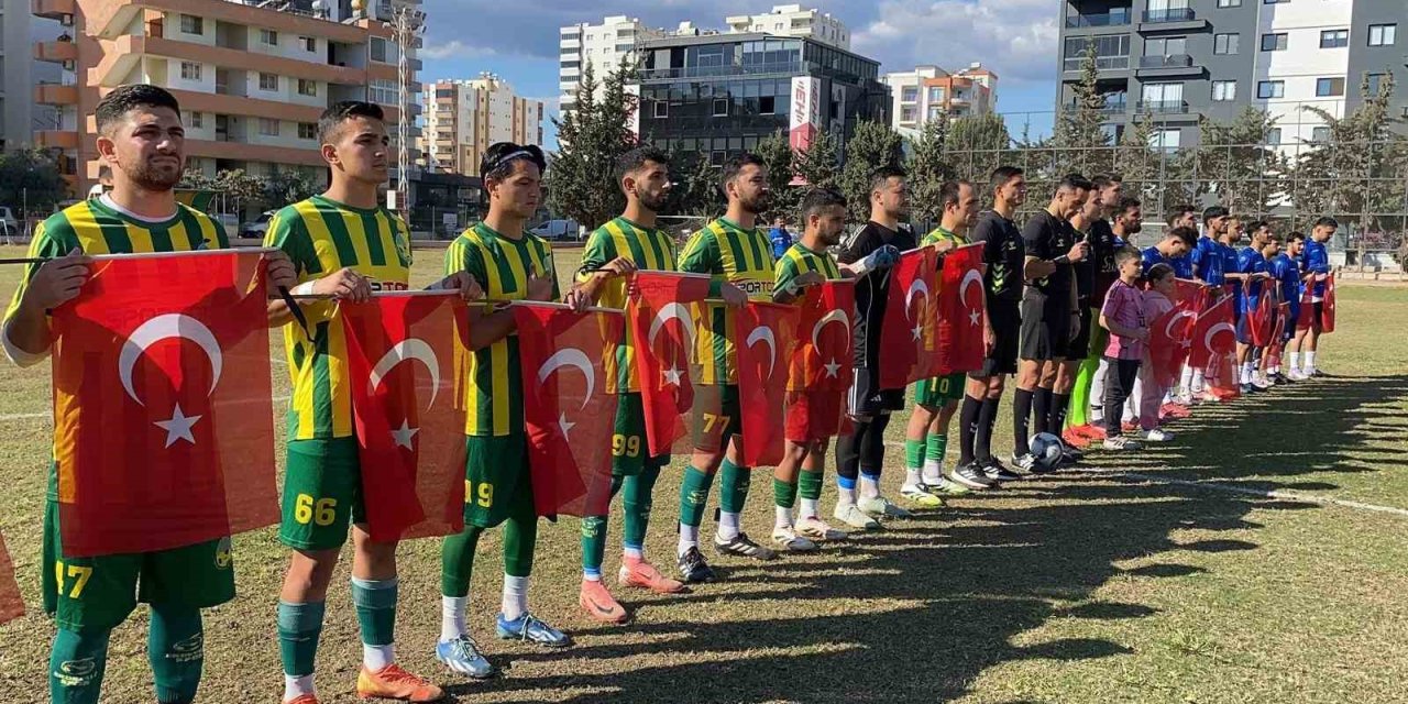 Mersin’de Takımlar Sahaya Türk Bayraklarıyla Çıkarak Şehitleri Andı