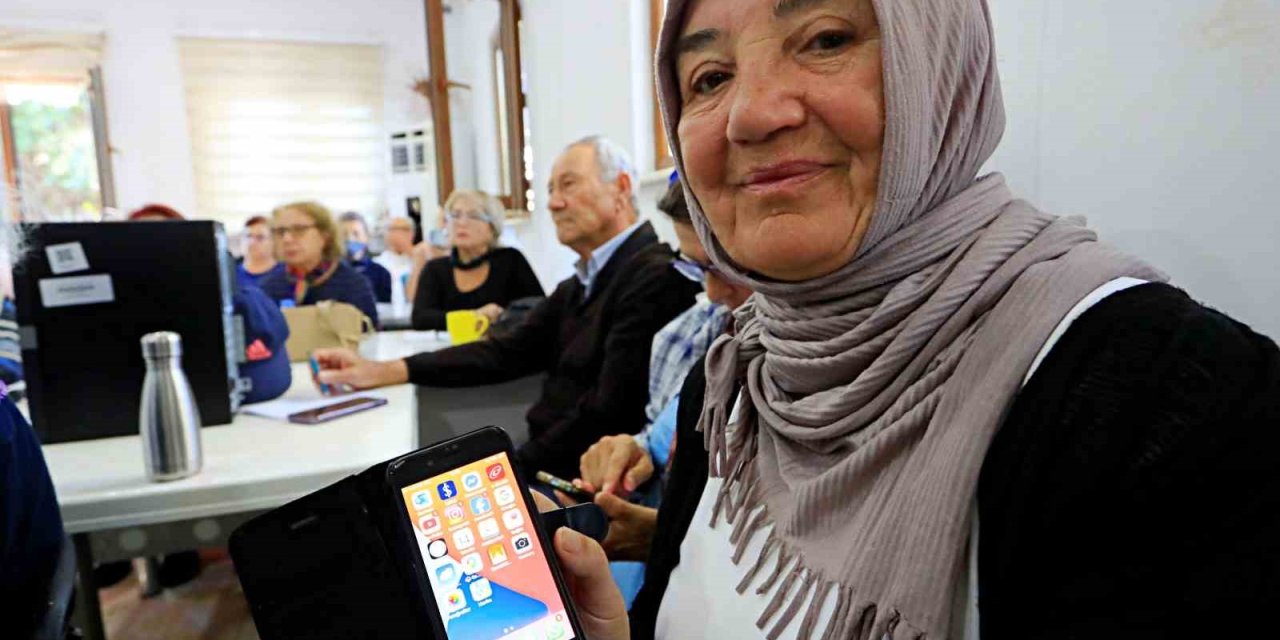 Dolandırıcıların Hedef Kitlesi 60 Yaş Üzerine Akıllı Telefon Kullanımı Eğitimi