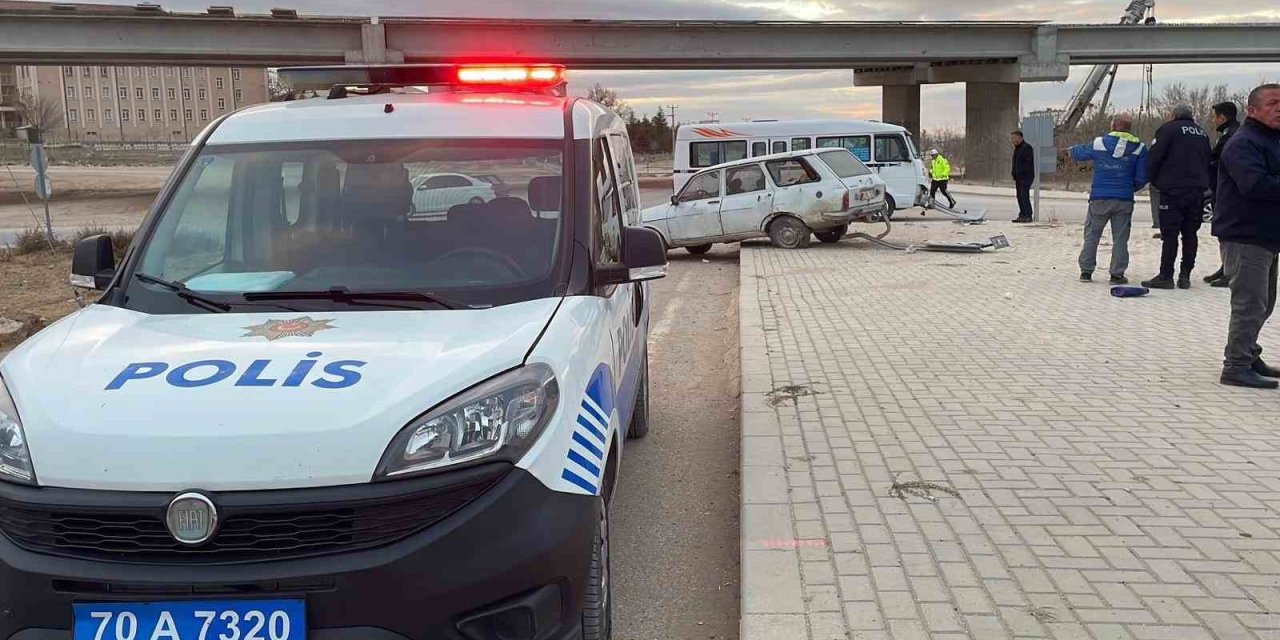 Karaman’da Yolcu Minibüsü İle Otomobil Çarpıştı: 2 Yaralı