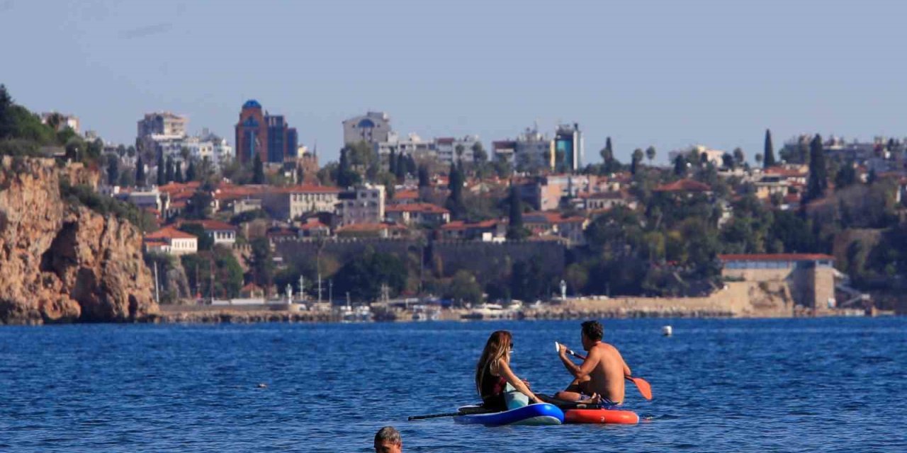 Türkiye’de Karla Mücadele Başlarken, Antalya’da Deniz Mevsimi Devam Ediyor