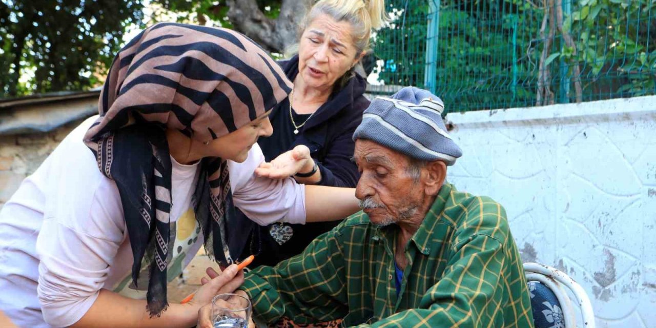 Evde Çıkan Yangında Yaşlı Çiftin Yardımına Komşuları Koştu