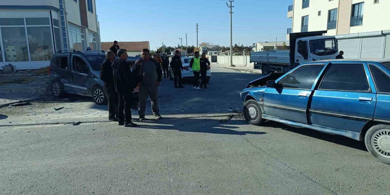 Aksaray’da Hafif Ticari Araç İle Otomobil Çarpıştı: 7 Yaralı
