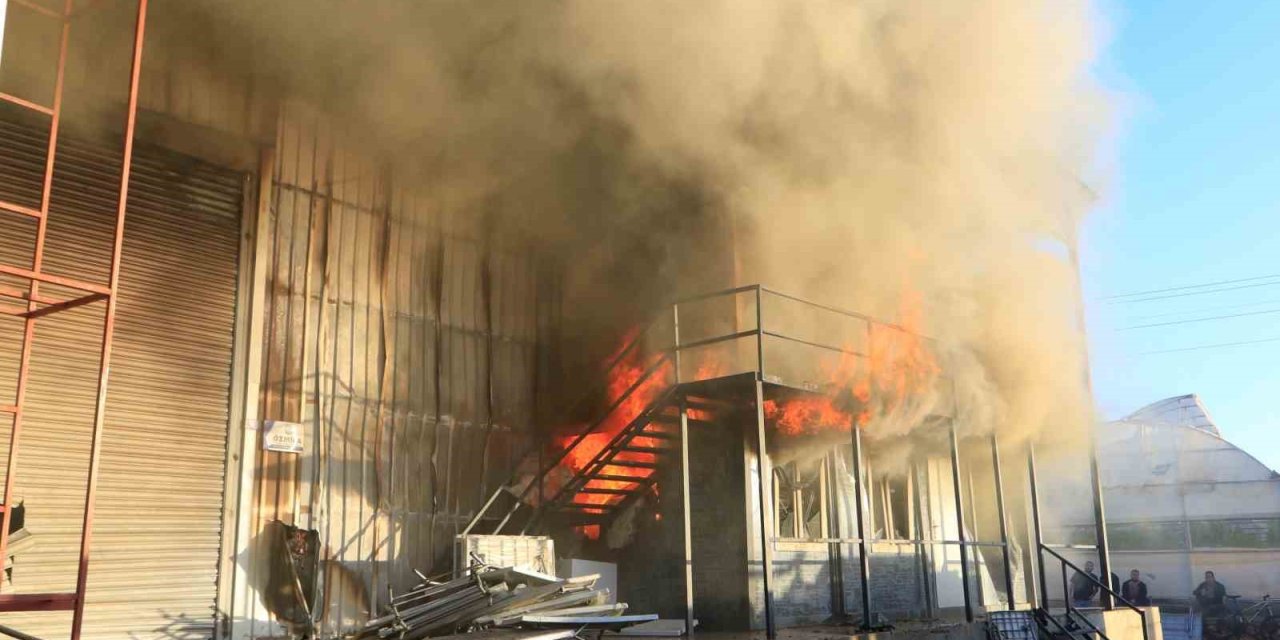 Sandalye Üretim Atölyesi Alev Alev Yandı
