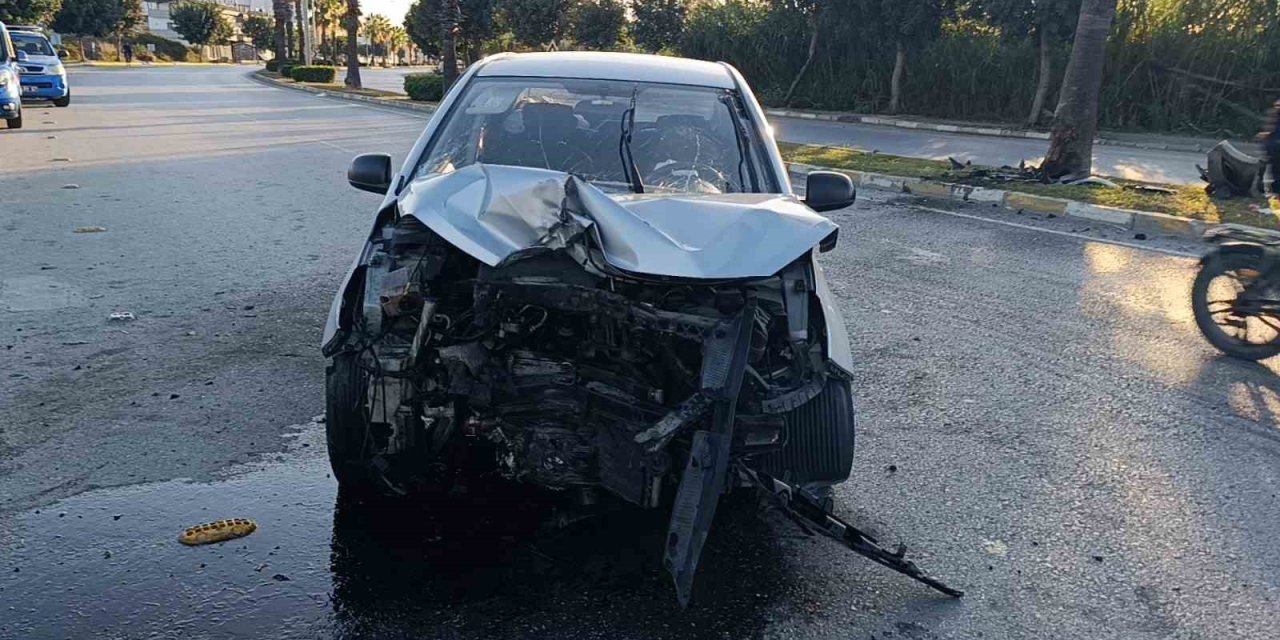 Palmiyeye Çarpan Otomobil Hurdaya Döndü: 1 Yaralı
