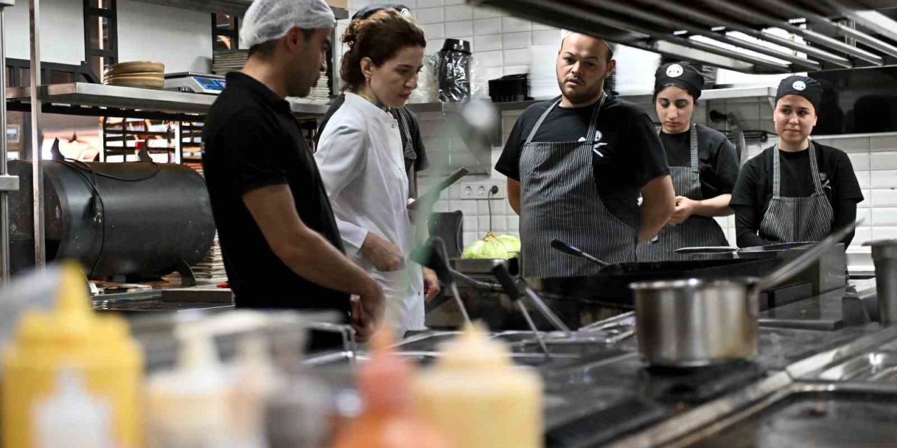 Muratpaşa’da 50 İşletmeye Gold Town Hijyen Bilgilendirmesi Yapıldı