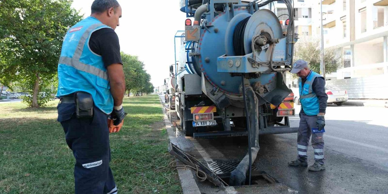 Asat, Kepez’de Yağmur Suyu Hatlarını Temizliyor