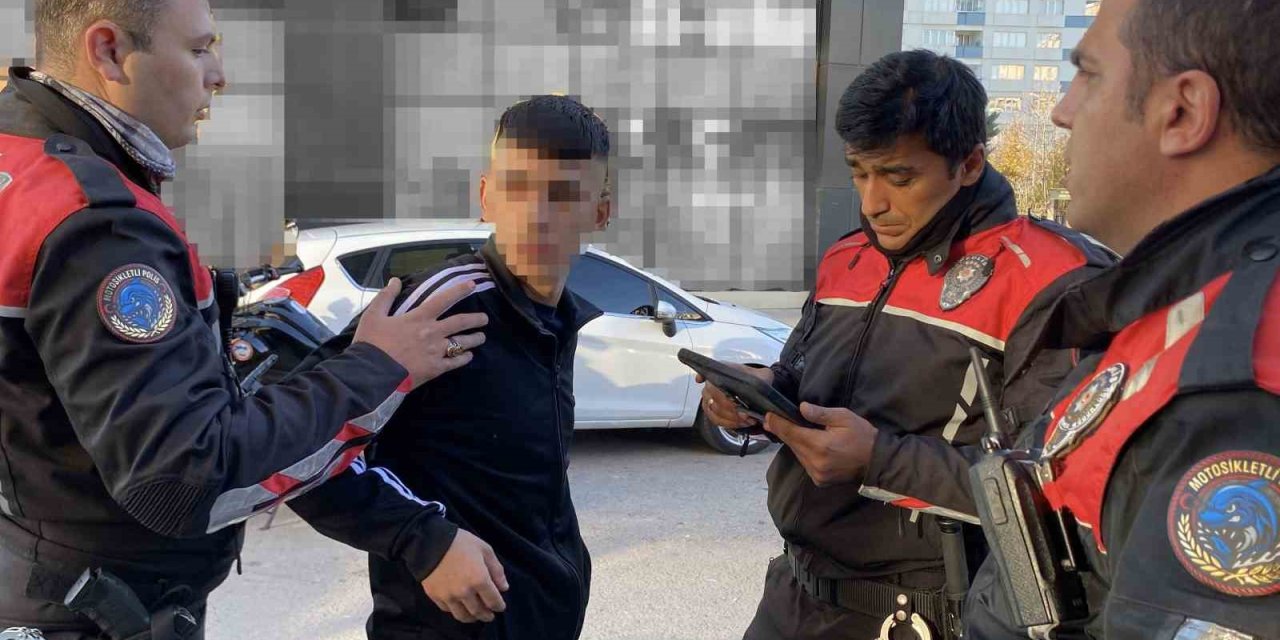 Jandarmadan Kaçtı, Kahve İçerken Polise Yakalandı