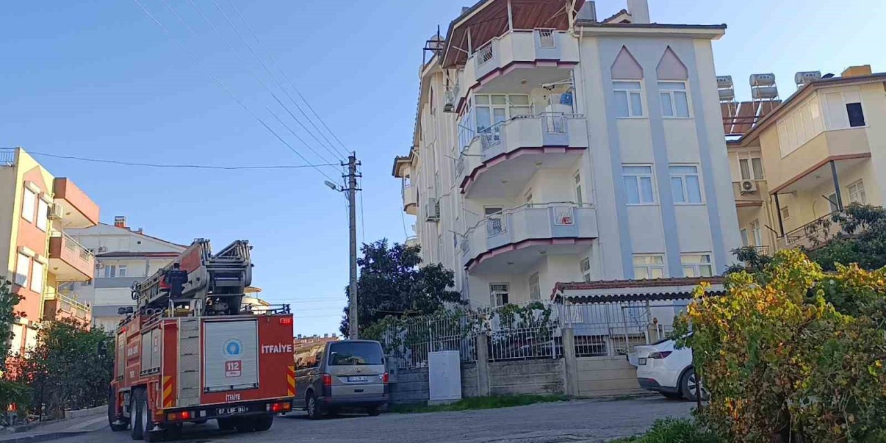 Apartman Çatısındaki Yangını Patlayan Su Borusu Söndürdü
