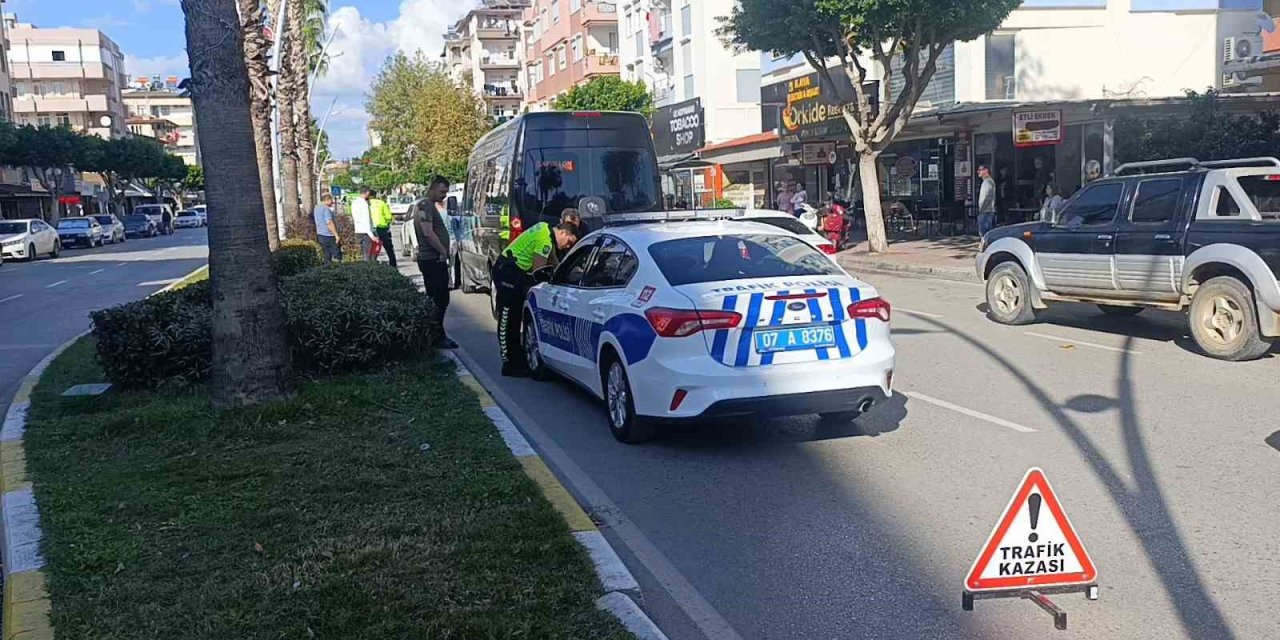 Manavgat’ta 3 Aracın Karıştığı Zincirleme Kazada 1 Kişi Yaralandı