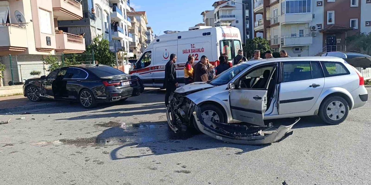 İl Sağlık Müdürlüğü Aracı Kaza Yaptı: 2 Sağlık Çalışanı Yaralandı