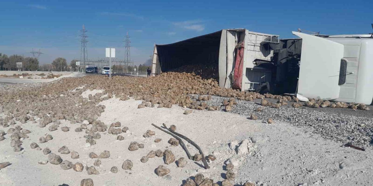 Pancar Yüklü Tır Devrildi: 1 Yaralı