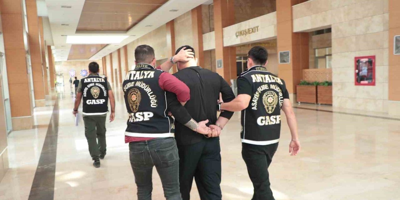 Antalya’da 18 Yıl 7 Ay 17 Gün Kesinleşmiş Hapis Cezası İle Aranan Şahıs Yakalandı