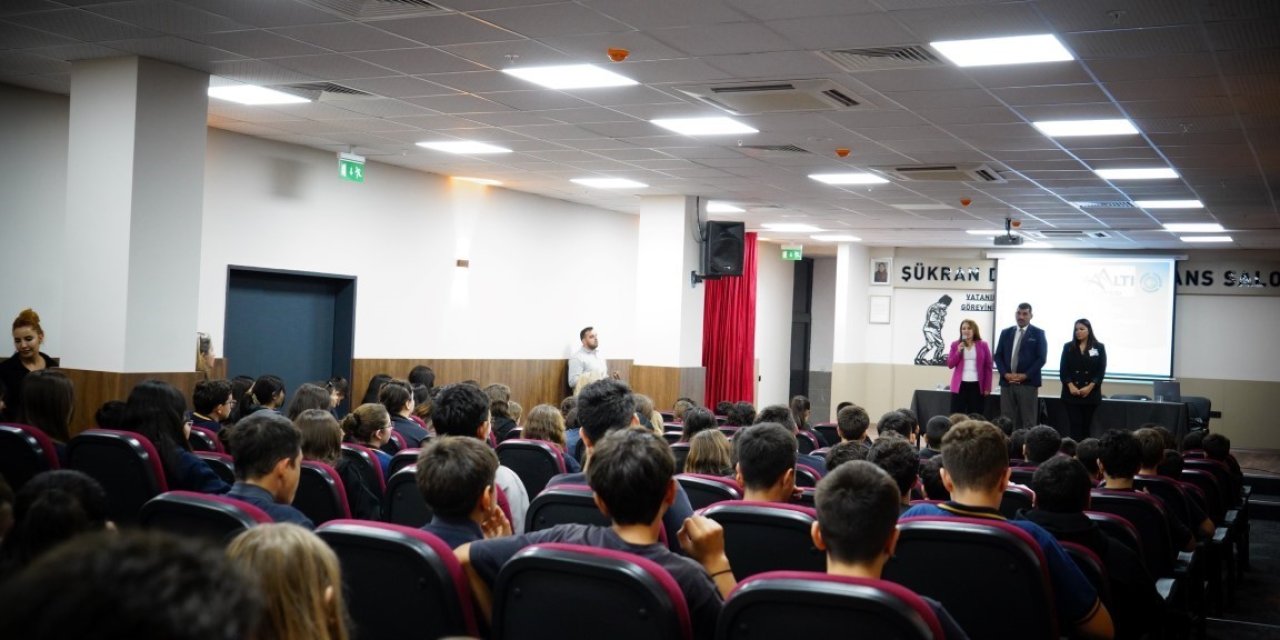 Konyaaltı Belediyesi Okul Kütüphanesine Kitap Bağışı Yaptı