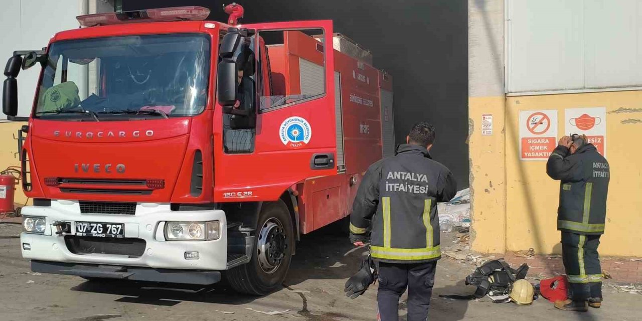 Antalya’da Geri Dönüşüm Fabrikasındaki Yangın Korkuttu