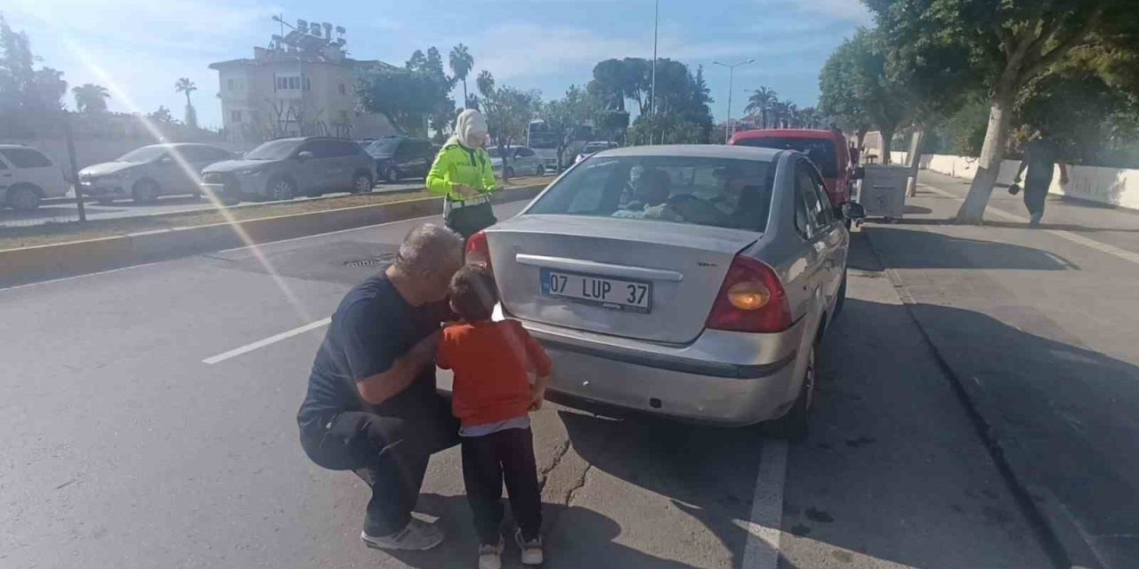 Babasının Kazada Hasar Alan Arabasını Gören Küçük Çocuk Gözyaşlarına Boğuldu