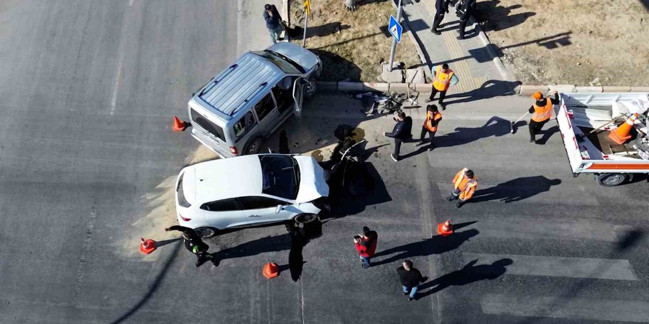 Karaman’da Hafif Ticari Araçla Otomobil Çarpıştı: 3 Yaralı