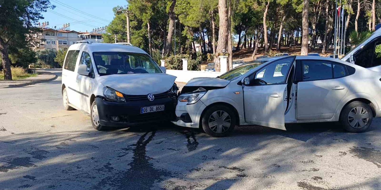 Manavgat’ta Otomobiller Kafa Kafaya Çarpıştı: 1 Yaralı