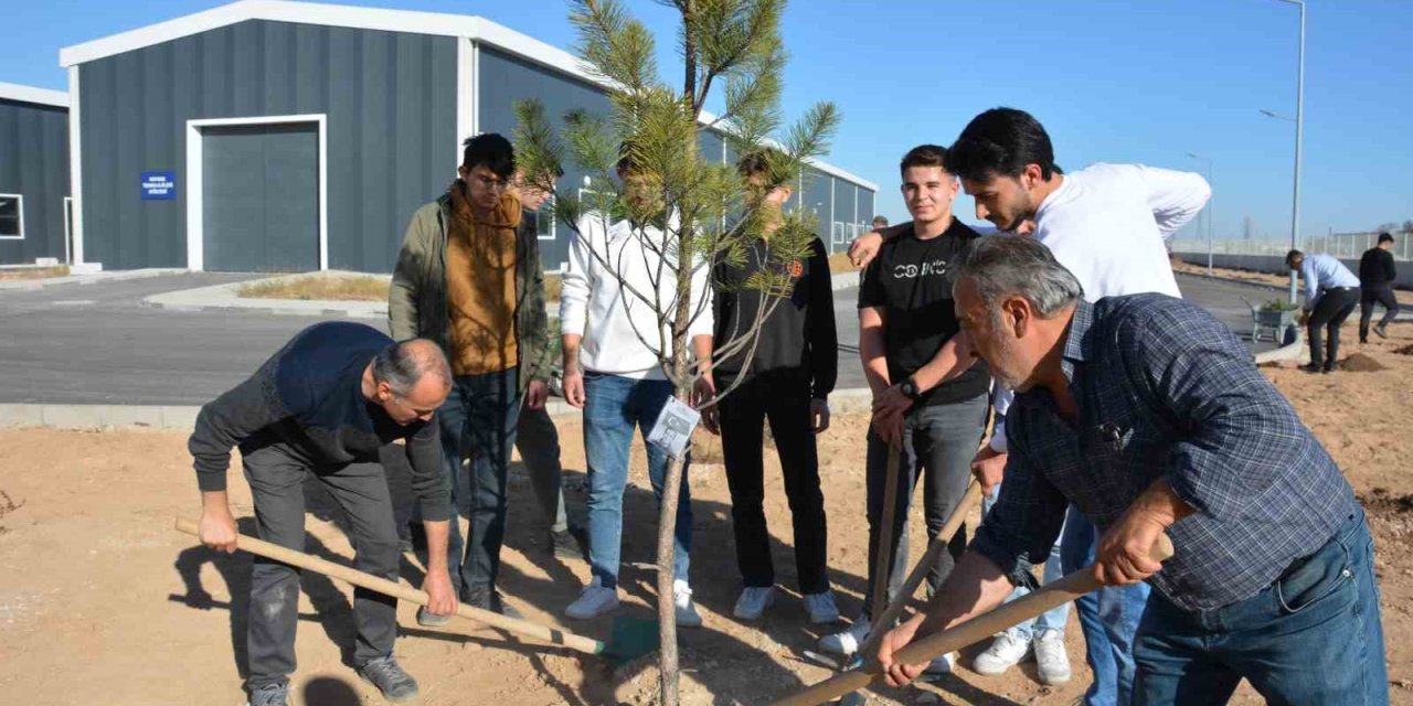 Neü, İki Farklı Etkinlikle Şehitlerin Hatırasını Yeşertti