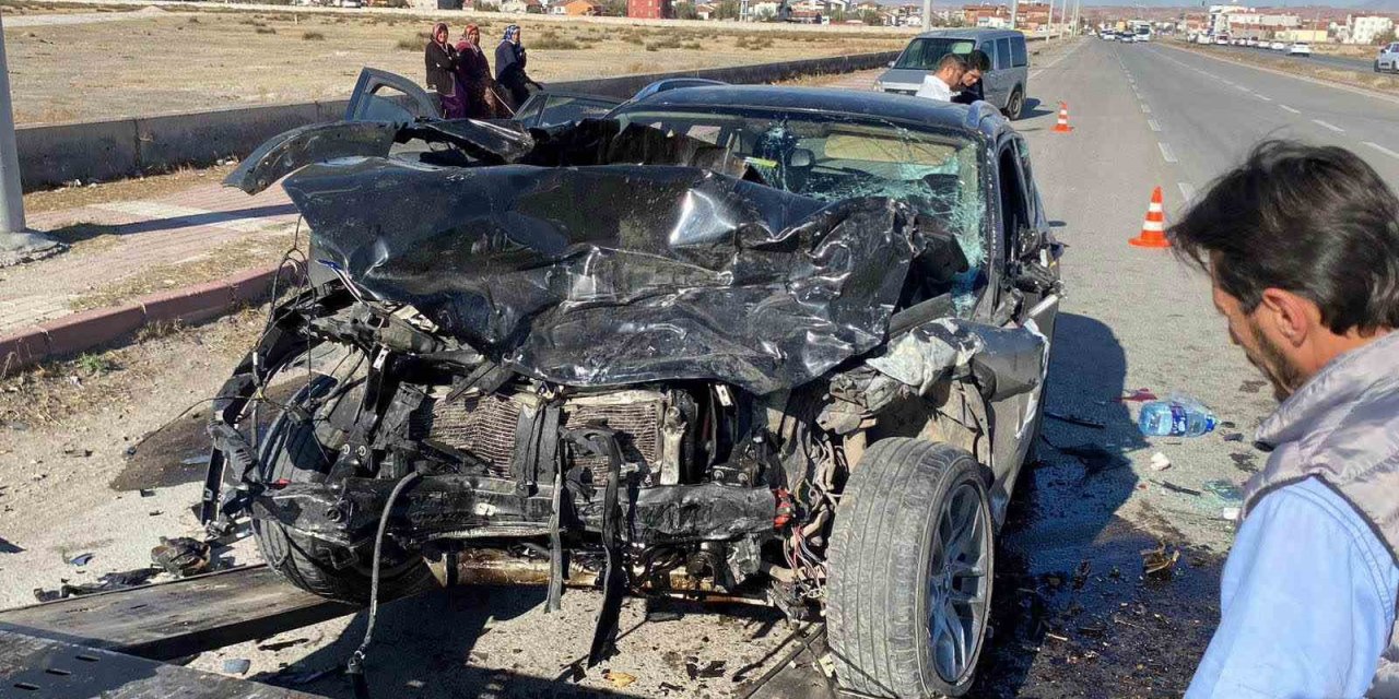 Aksaray’da Otomobiller Kafa Kafaya Çarpıştı: 2 Ağır Yaralı
