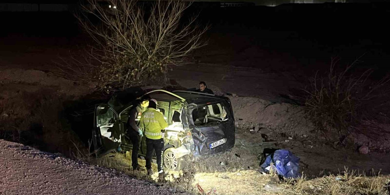 Hafif Ticari Araç Şarampole Devrildi: 1 Ölü, 3 Yaralı