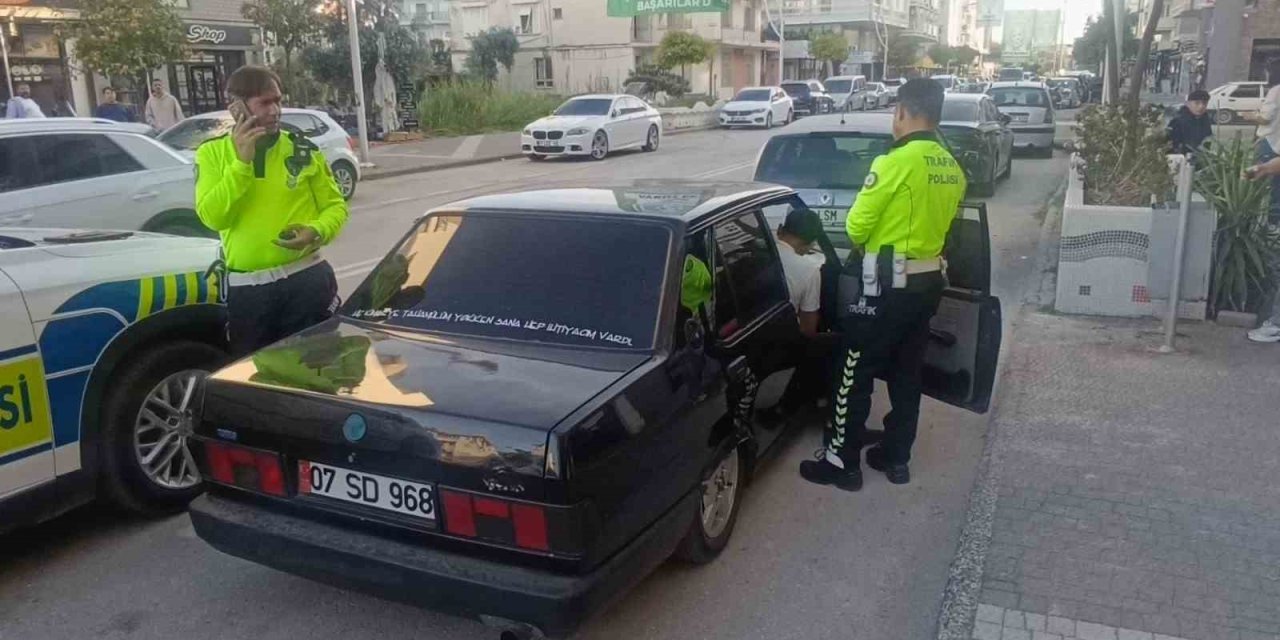 Yüksek Sesli Müzik Yayını Aday Sürücüyü Hem Aracından Hem De Ehliyetten Etti