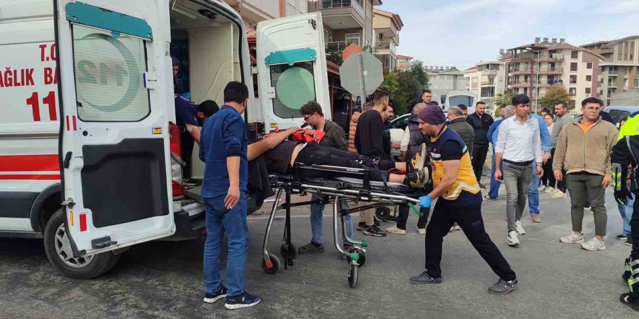 Kamyonetle Çarpışan Motorlu Bisikletin Sürücüsü Yaralandı