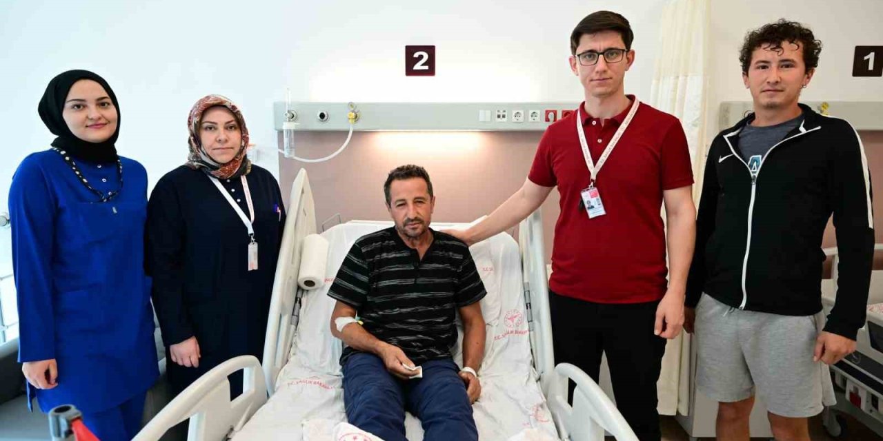 Çekiç Kullanırken Gözüne Metal Parça Saplandı