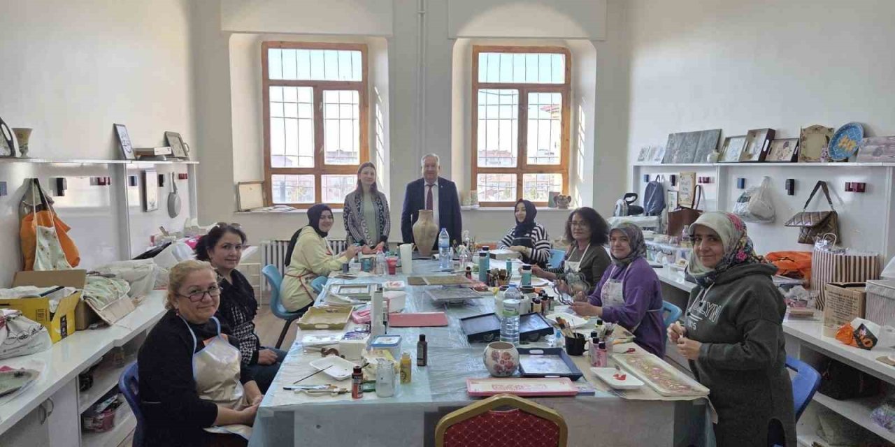 Ahşap Boyama Kursunda El Becerileri Gelişiyor