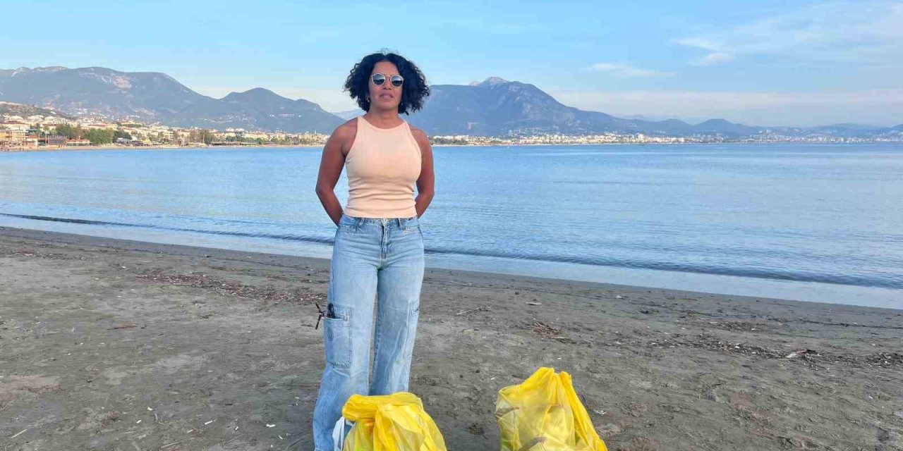 Alanya’da 17 Yıllık Türkçe Öğretmeni, Sahile İnerek Poşet Poşet Çöp Toplayıp Sosyal Medyada Paylaşıyor