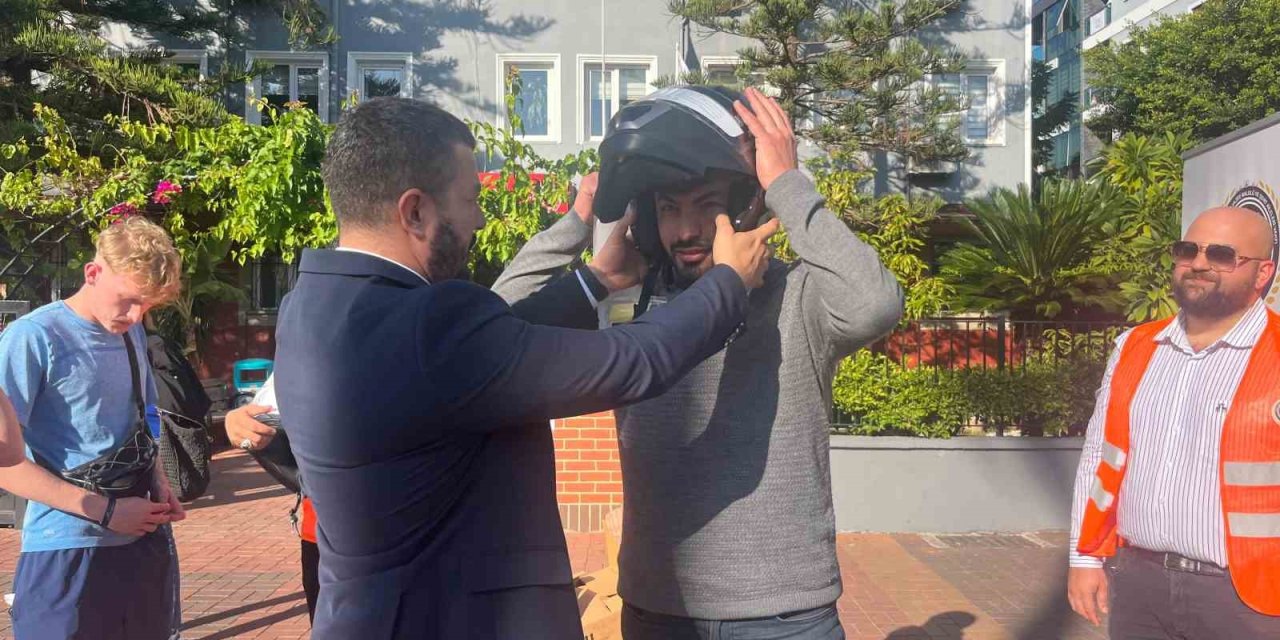 Alanya’da Motosiklet Sürücülerine Ücretsiz Kask Dağıtıldı