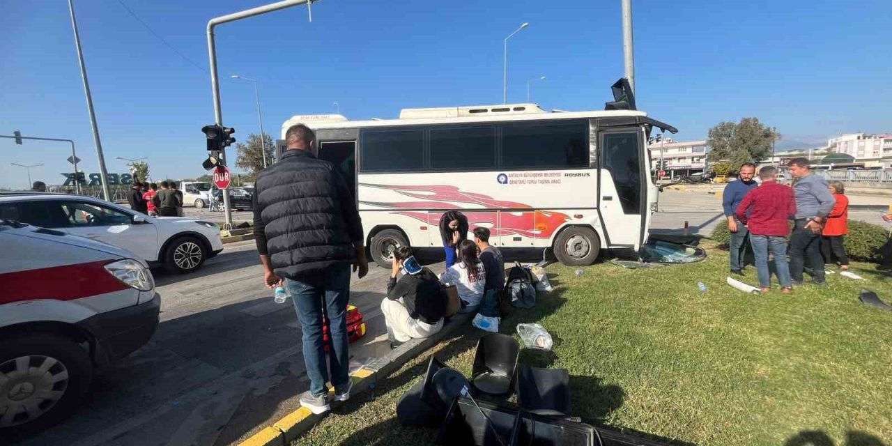 Antalya’da Yolcu Midibüsü İle Otomobil Çarpıştı: 4 Yaralı