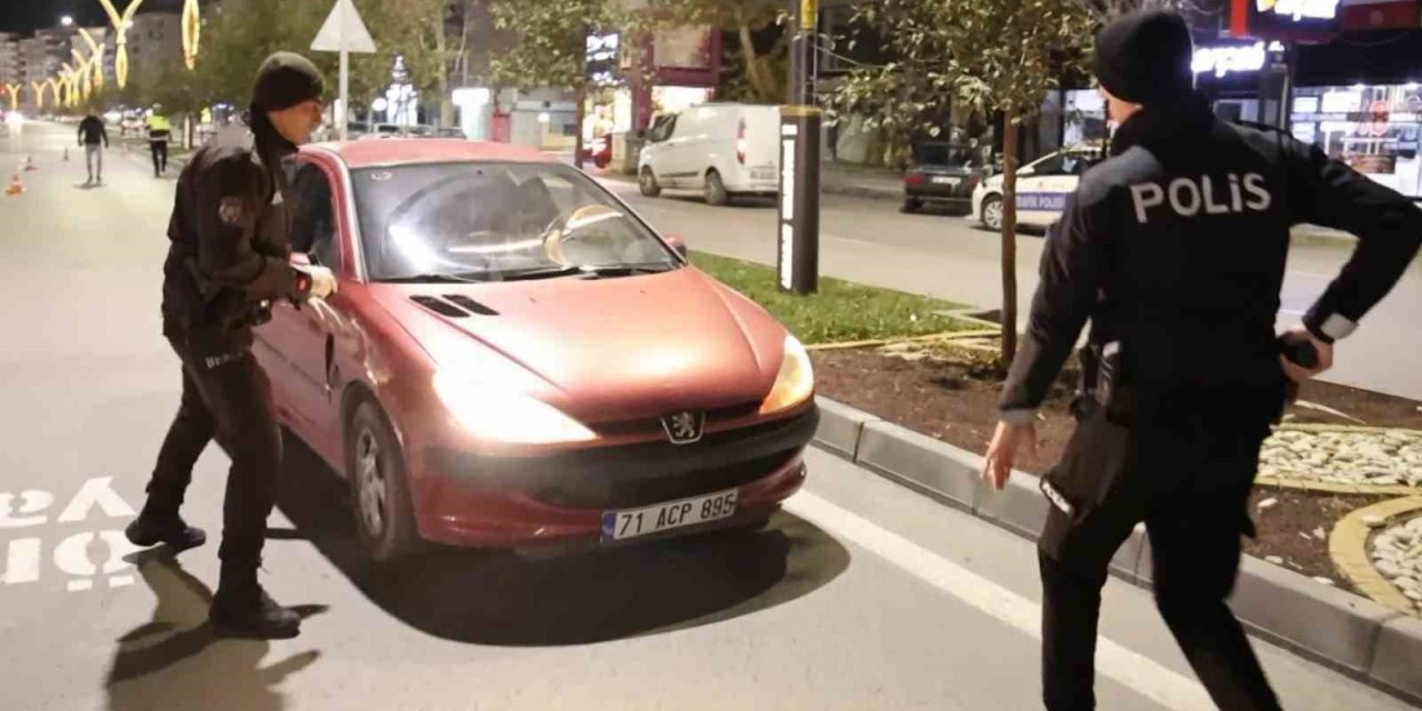 Polisten Kaçmak İsteyen 15 Yaşındaki Sürücü Böyle Yakalandı