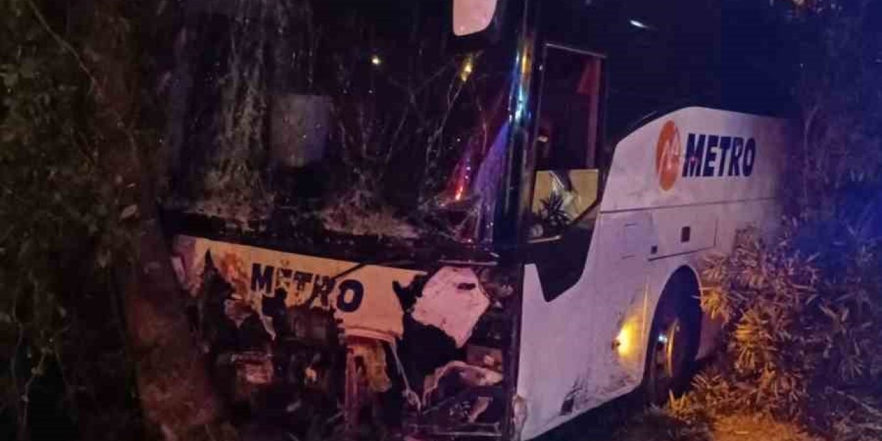 Antalya’da Yolcu Otobüsü Refüjdeki Ağaç Ve Aydınlatma Direğine Çarptı: 3 Yaralı