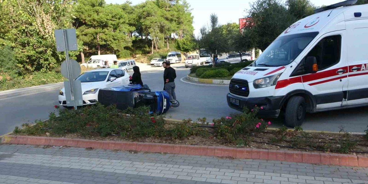 Motorlu Bisiklet İle Otomobil Çarpıştı: 1 Yaralı