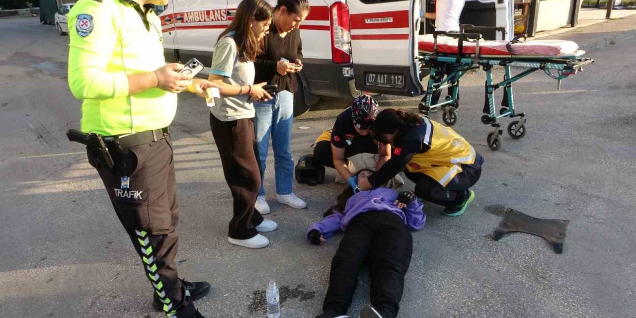 Antalya’da Otomobille Çarpışan Motosikletin Sürücüsü Yola Savrularak Yaralandı