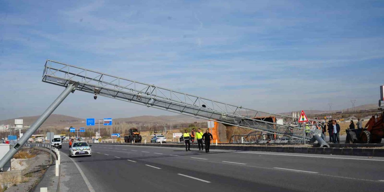 Damperi Açılan Kamyon Eds Direğine Çarparak Devrildi