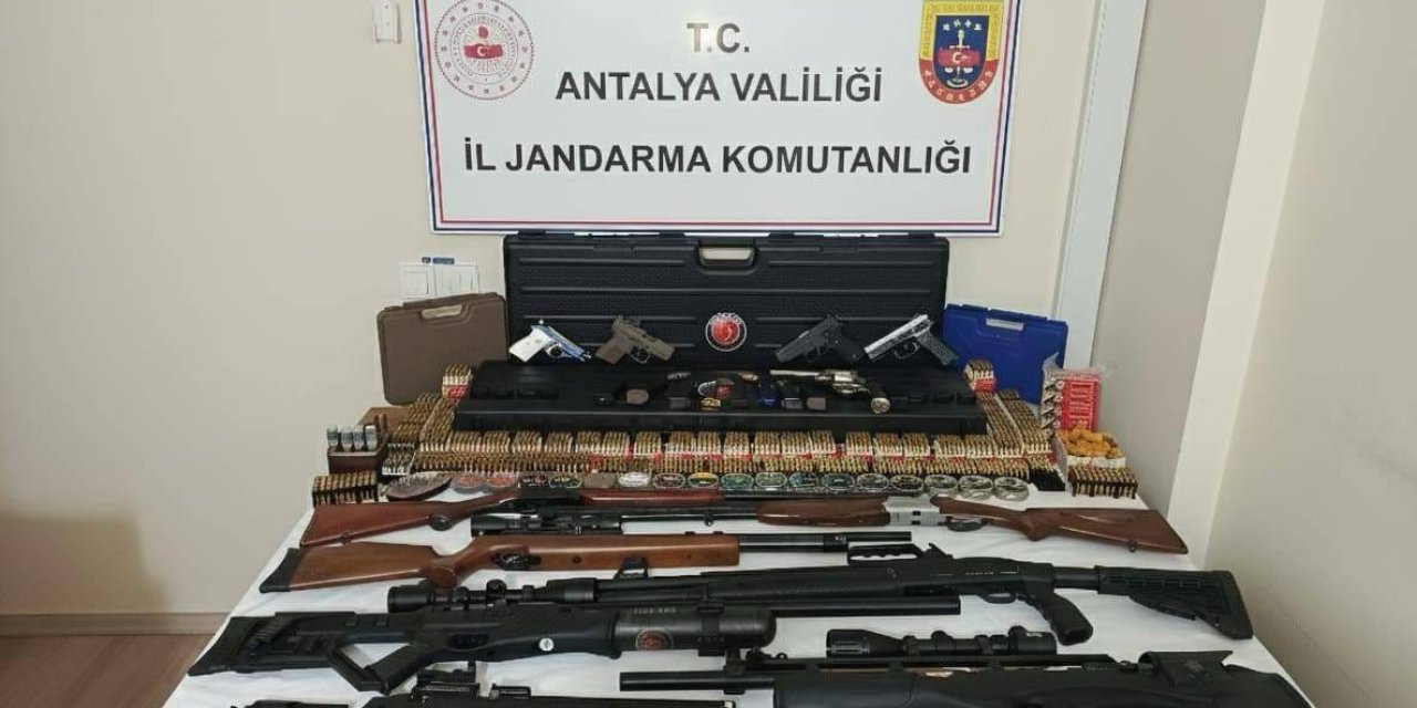 Kemer’de Jandarmanın Operasyon Düzenlediği Evden Çok Sayıda Silah Çıktı