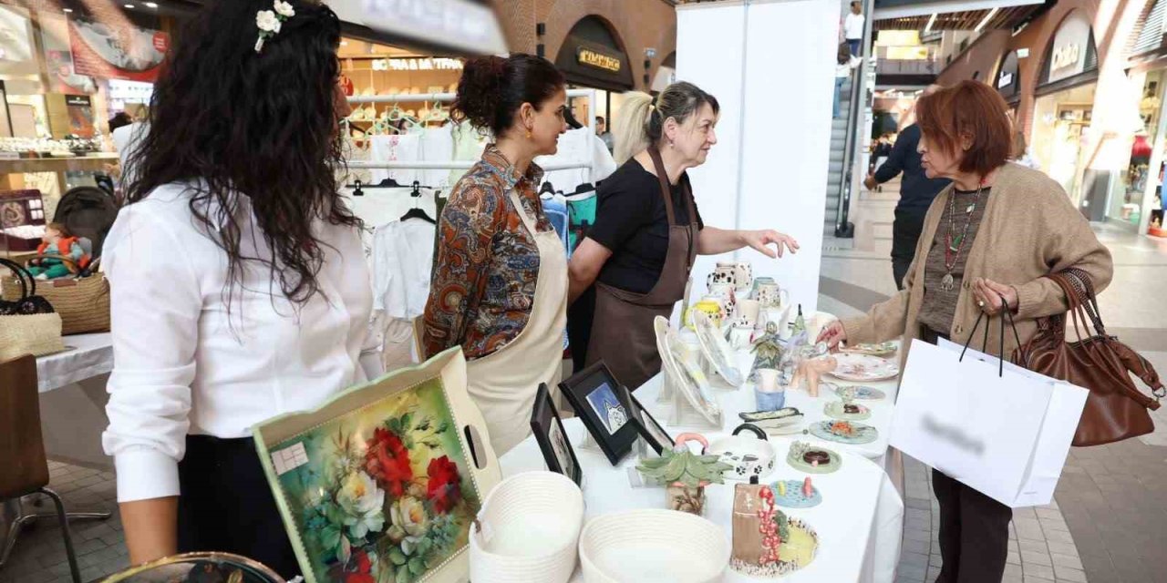 Kadın Kursiyerler El Emeği Ürünlerini Öğretmenler İçin Sergiledi