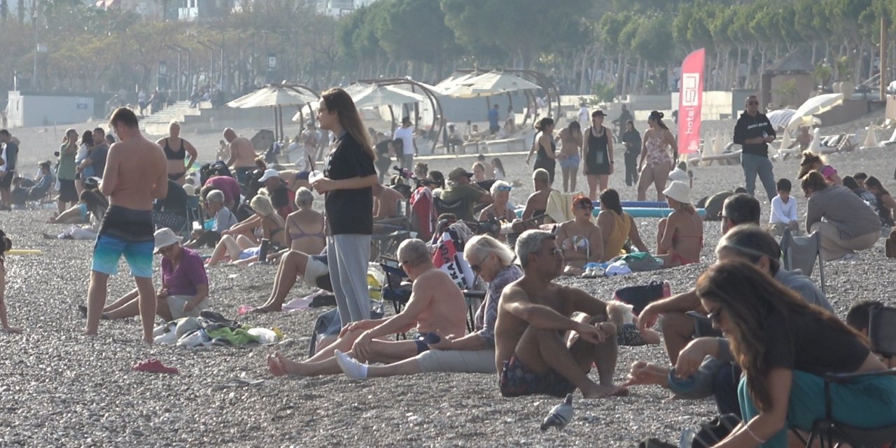 Türkiye Soğukla Mücadele Ederken Dünyaca Ünlü Sahilde Yaz Görüntüsü